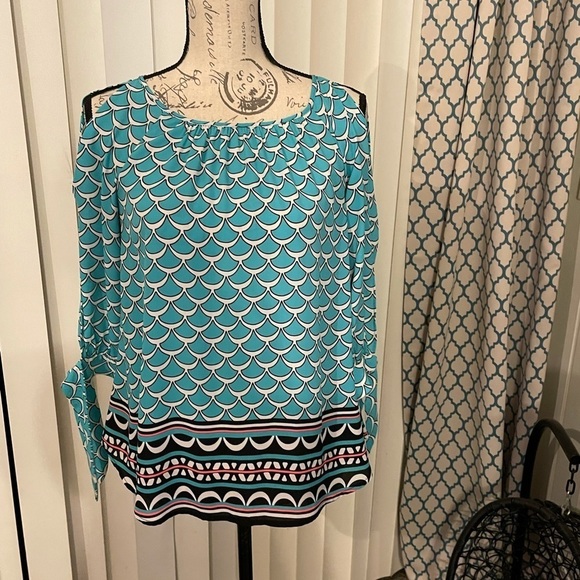 XS Kaari Blue Shirt with open shoulders - Picture 2 of 7